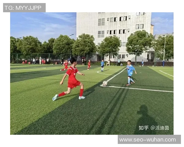 足球动作吧:探索足球技巧与战术的完美结合,提升你的球场表现与团队协作能力 足球动作吧:探索足球技巧与战术的完美结合,提升你的球场表现与团队协作能力